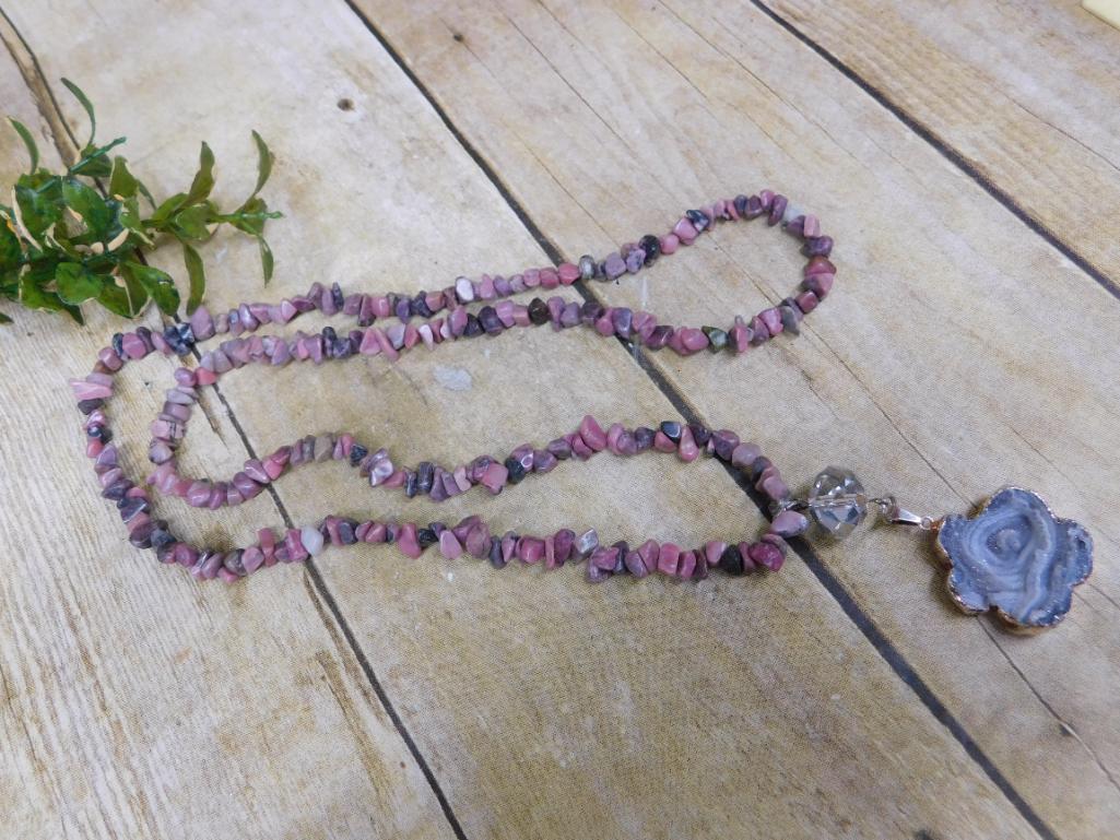 GENUINE STONE PENDANT ON STONE CHIP NECKLACE