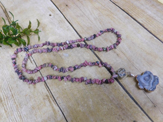 GENUINE STONE PENDANT ON STONE CHIP NECKLACE