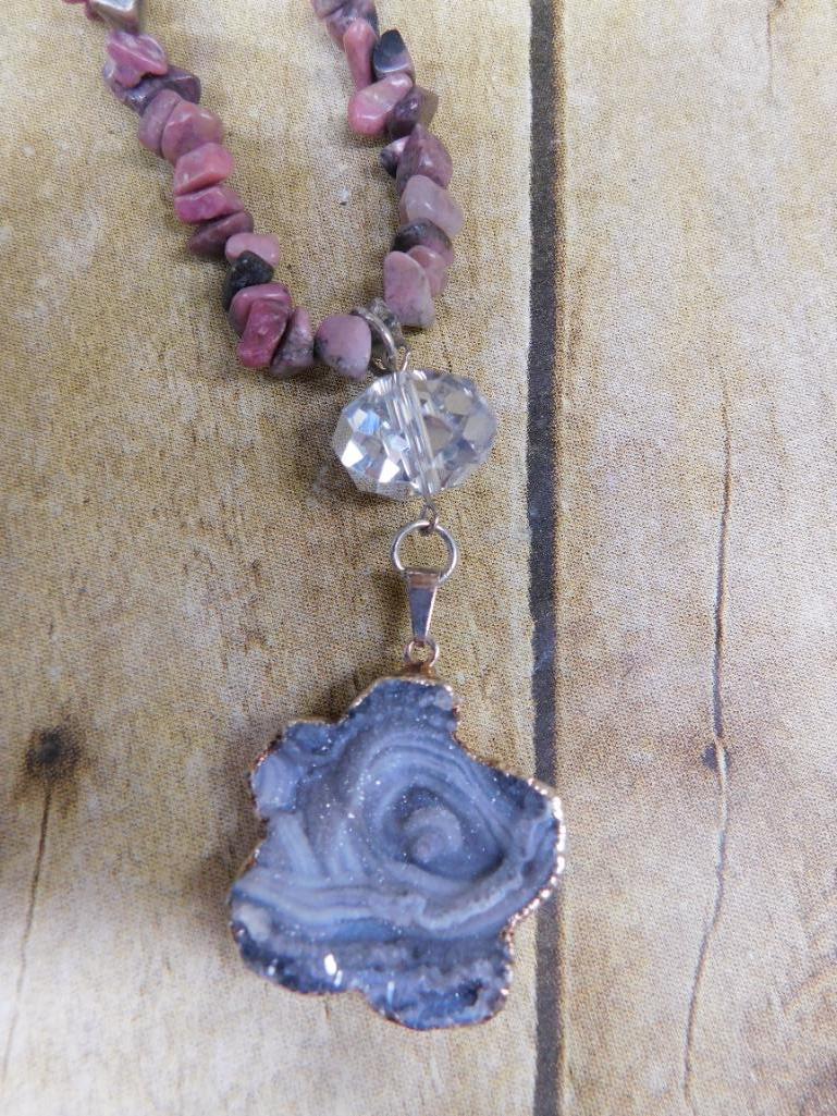 GENUINE STONE PENDANT ON STONE CHIP NECKLACE