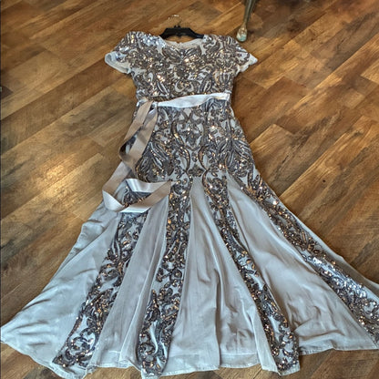 R&M Richards ✨ Silver Sequin Embellished Evening Gown ✨  Make a stunning entranc
