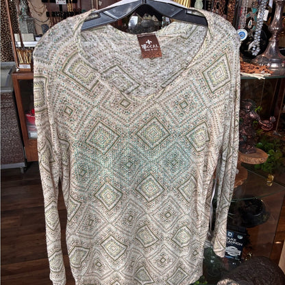 DeCali V-Neck Long Sleeve Top in Cream & Mint Diamond Print